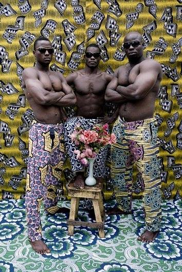 Foto de Leonce Raphael Agbodjelou intitulada "Untitled (Musclemen series)"