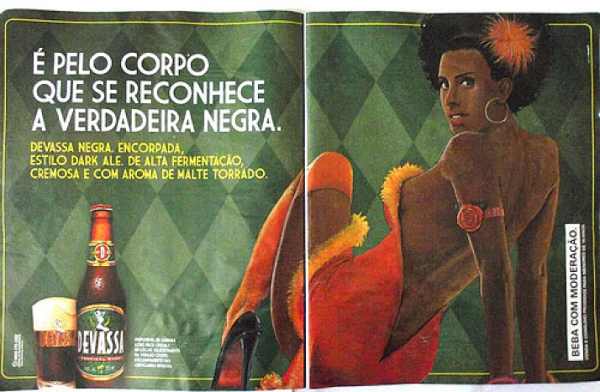 Publicidade de cerveja preta onde se lê É pelo corpo que se reconhece a verdadeira negra