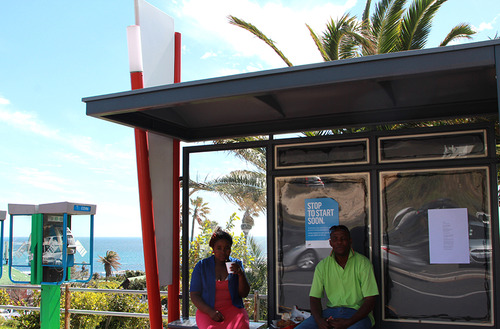 Poema de Genna Gardini afixado numa paragem de autocarro