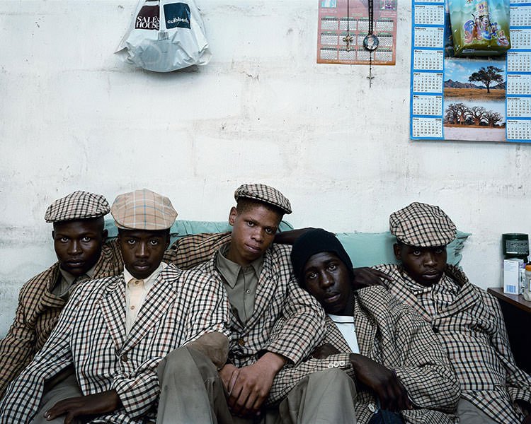 Loyiso Mayga, WLoyiso Mayga, Wandise Ngcama, Lunga White, Luyanda Mzantsi and Khungsile Mdolo after their initiation ceremony in Mthatha (da série Parentesco, 2008-2011)  © Pieter Hugo, Cortesia: Stevenson Gallery (Cidade do Cabo e Joanesburgo) e Yossi Milo Gallery (Nova Iorque)