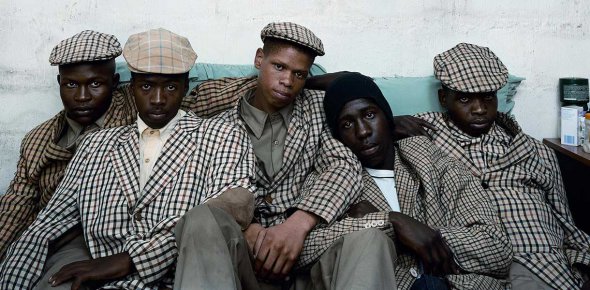 Loyiso Mayga, WLoyiso Mayga, Wandise Ngcama, Lunga White, Luyanda Mzantsi and Khungsile Mdolo after their initiation ceremony in Mthatha (da série Parentesco, 2008-2011)  © Pieter Hugo, Cortesia: Stevenson Gallery (Cidade do Cabo e Joanesburgo) e Yossi Milo Gallery (Nova Iorque)